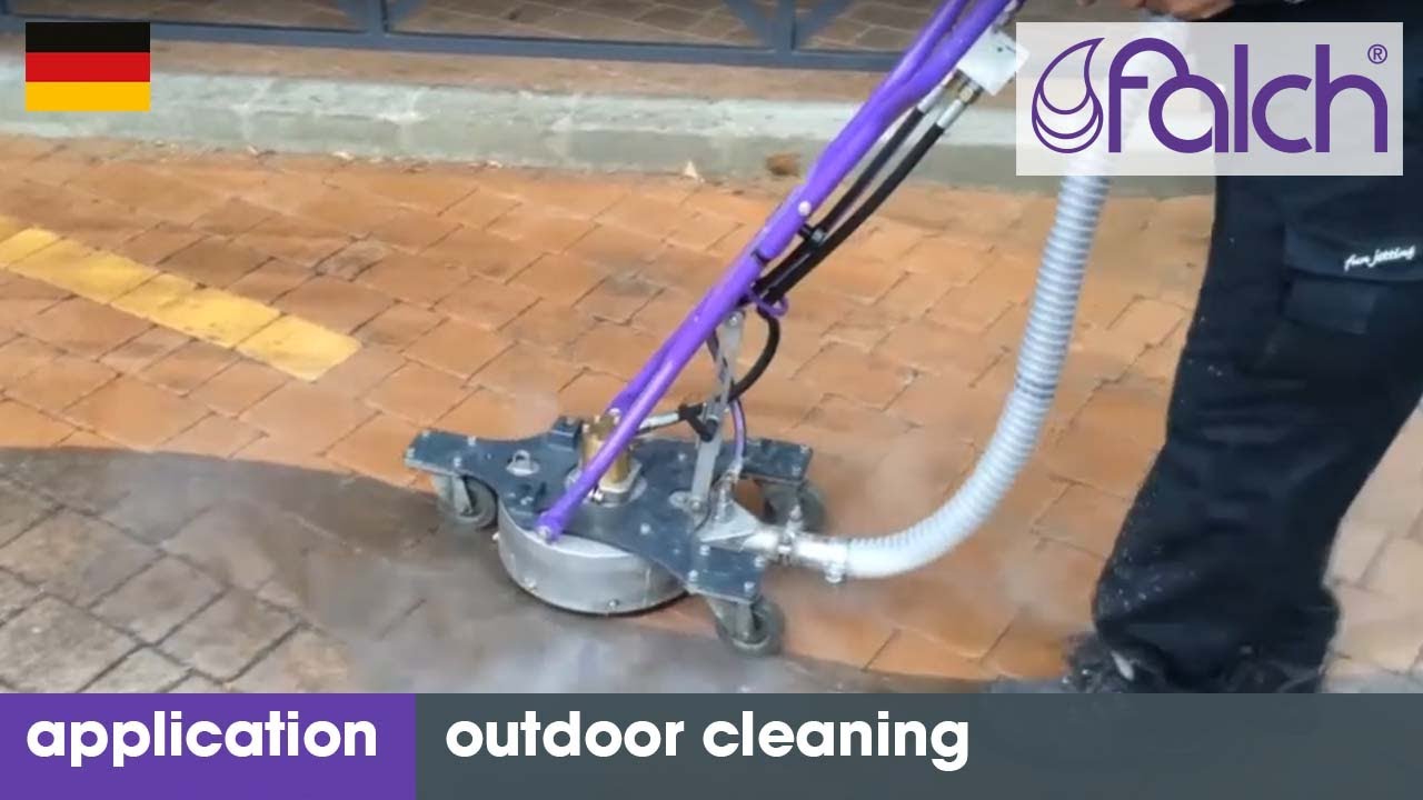 Reinigung von Außenflächen mit Hochdruckwasserstrahl. Flächenreinger und Roboter zur Areal-Säuberung