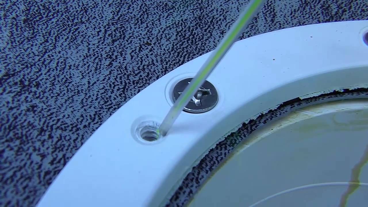Bonde de fond piscine percée par une vis