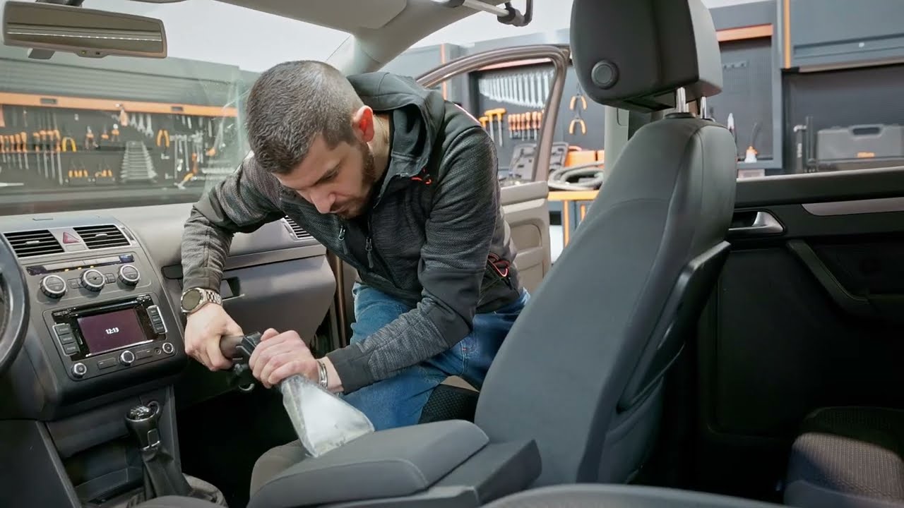 I MIGLIORI UTENSILI PER IL LAVAGGIO DEGLI INTERNI AUTO