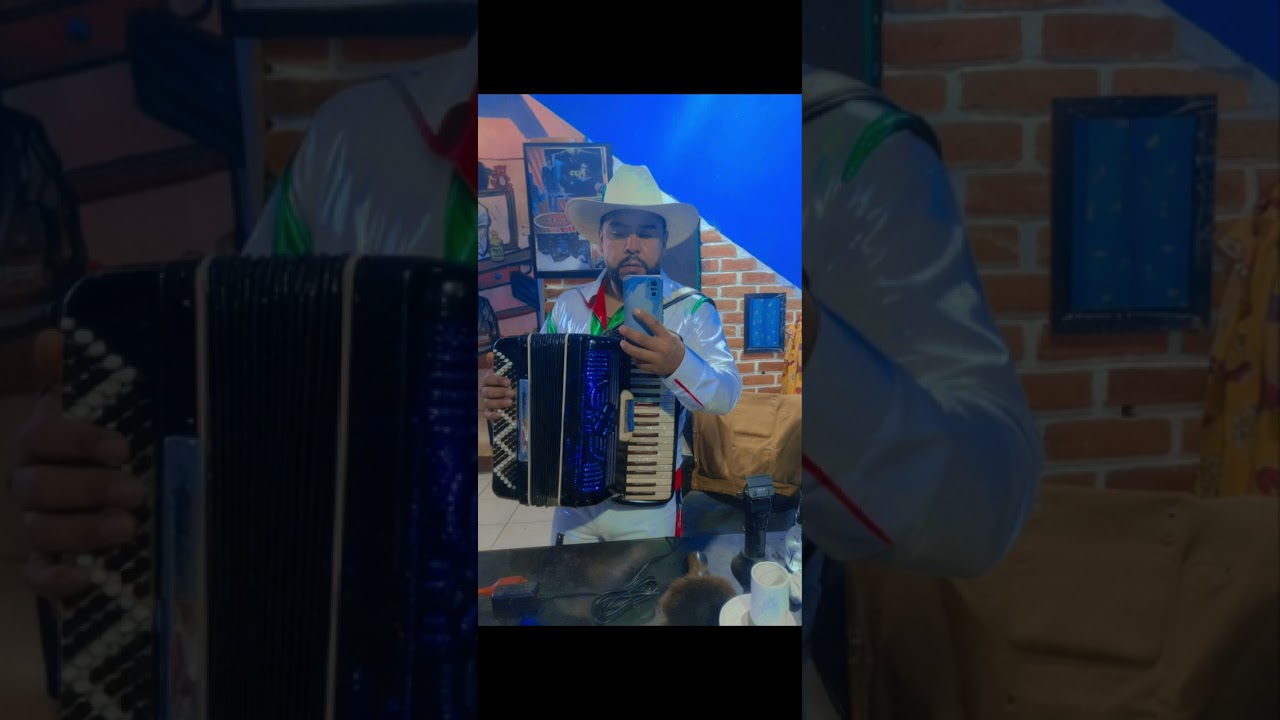 El pingüis banda tres Llanos de Michoacán y su compa Pablo 
