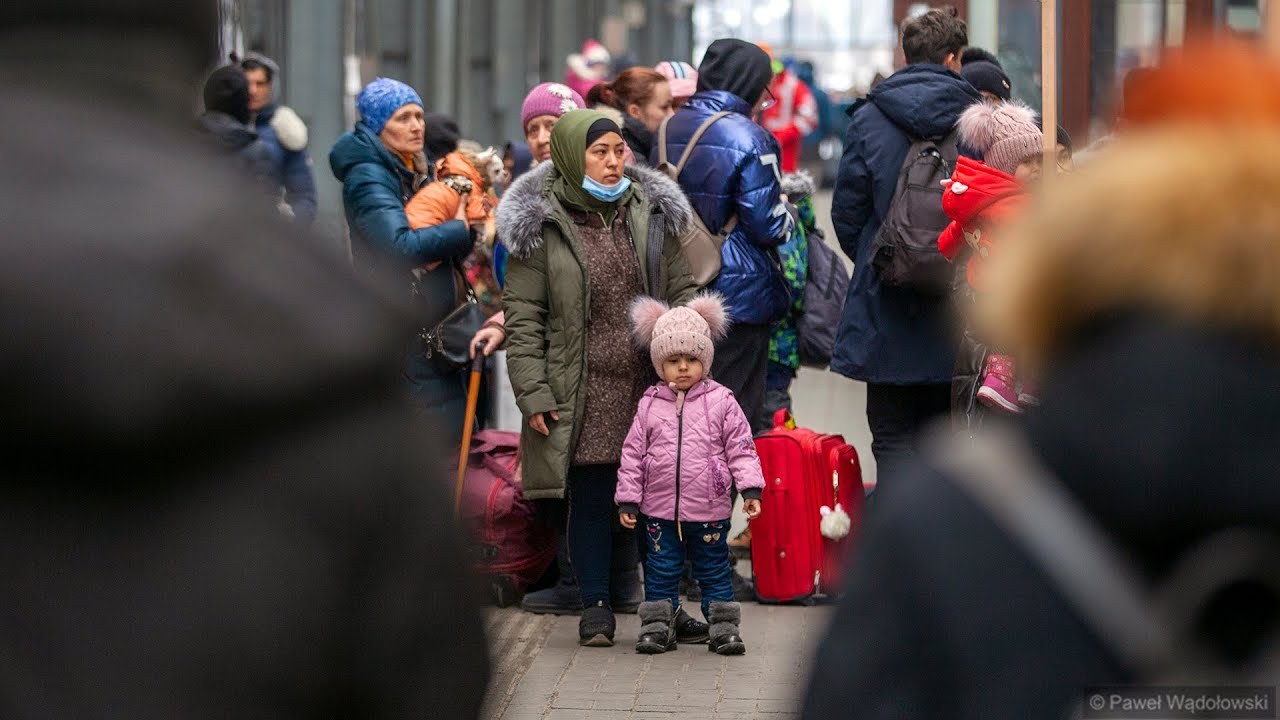 Lwów. Ukraina. Tysiące uchodźców na dworcu kolejowym we Lwowie