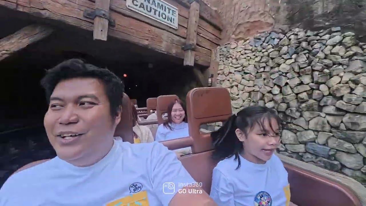 Grizzly Glutch Roller Coaster Hong Kong Disneyland full POV