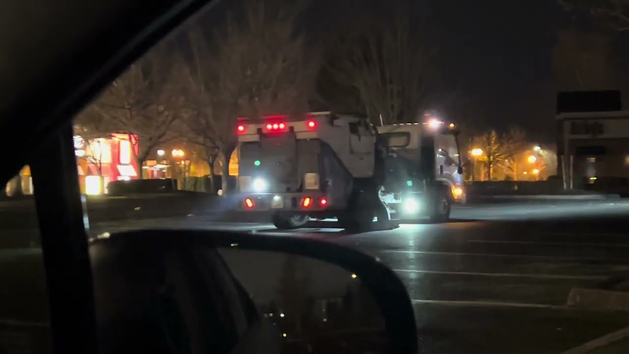 Schwarze Supervac Vortex Street Sweeper sweeping parking lot