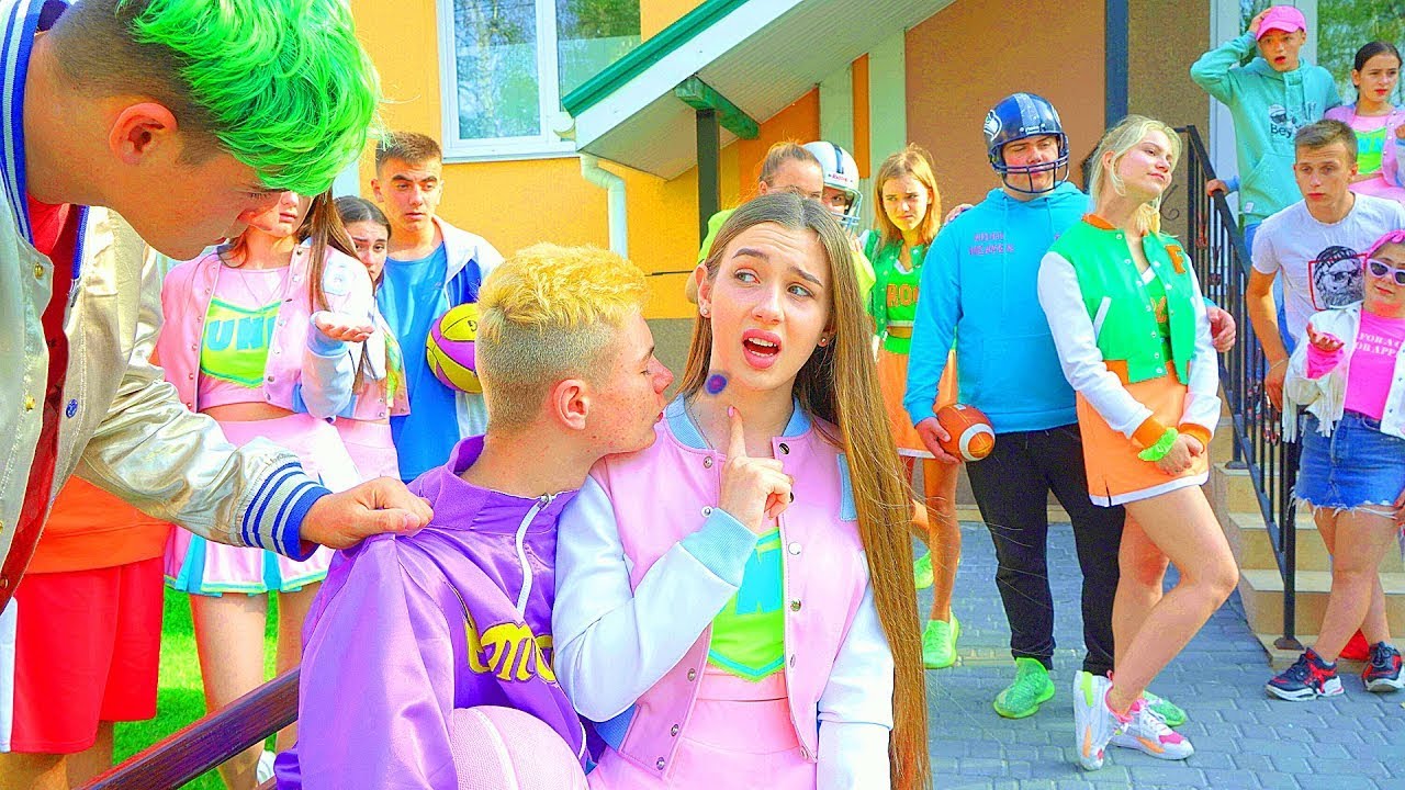 KDO LÍBÁ DIANU MIMO ŠKOLU? Učitel Mike chce znát celou pravdu | Dobrodružství Diany a spolužáků