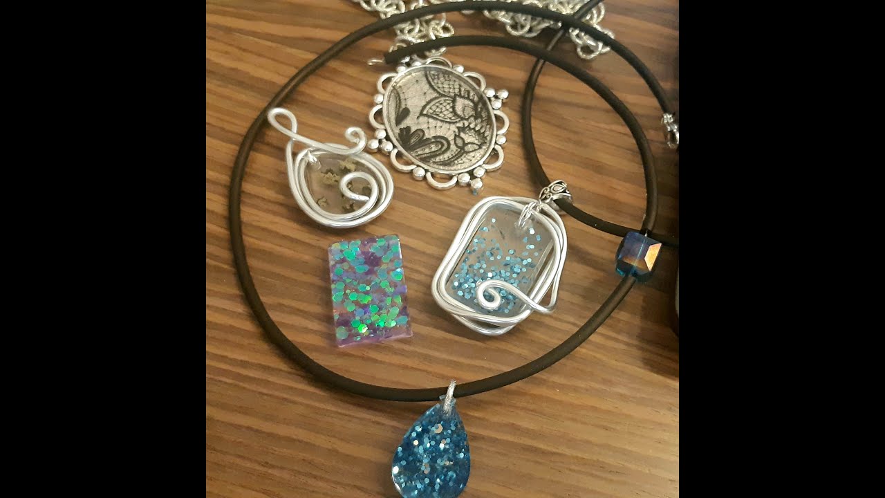 Ciondoli semplici in resina e montaggio su collana | Simple resin pendants and necklace assembly