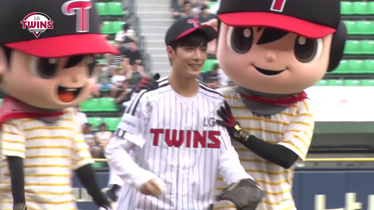 [Twins_타임즈] 뉴이스트 W JR, 승리기원 시구!