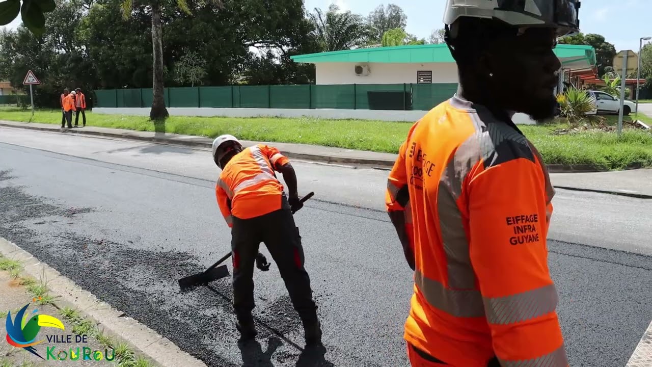 KOUROU | LES TRAVAUX DE POSE DE LA COUCHE D’ENROBÉ ONT DÉBUTÉ !