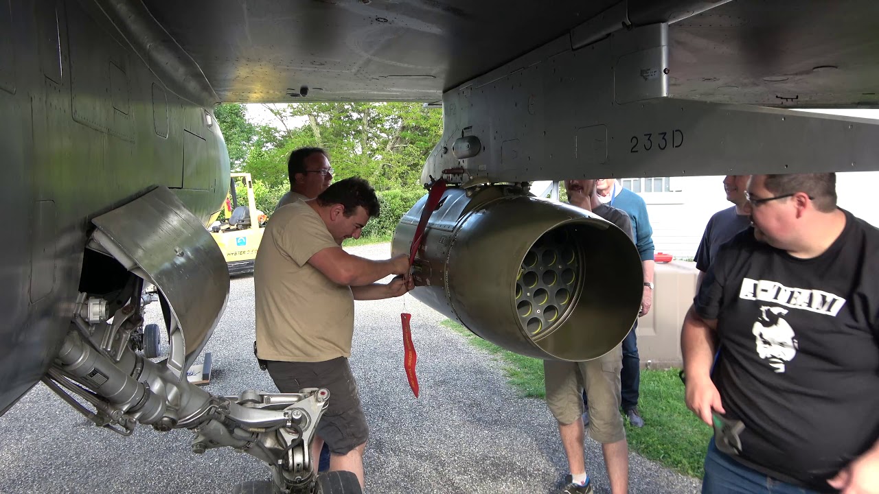 Montage des lances roquettes LRF1 sur le Mirage F1