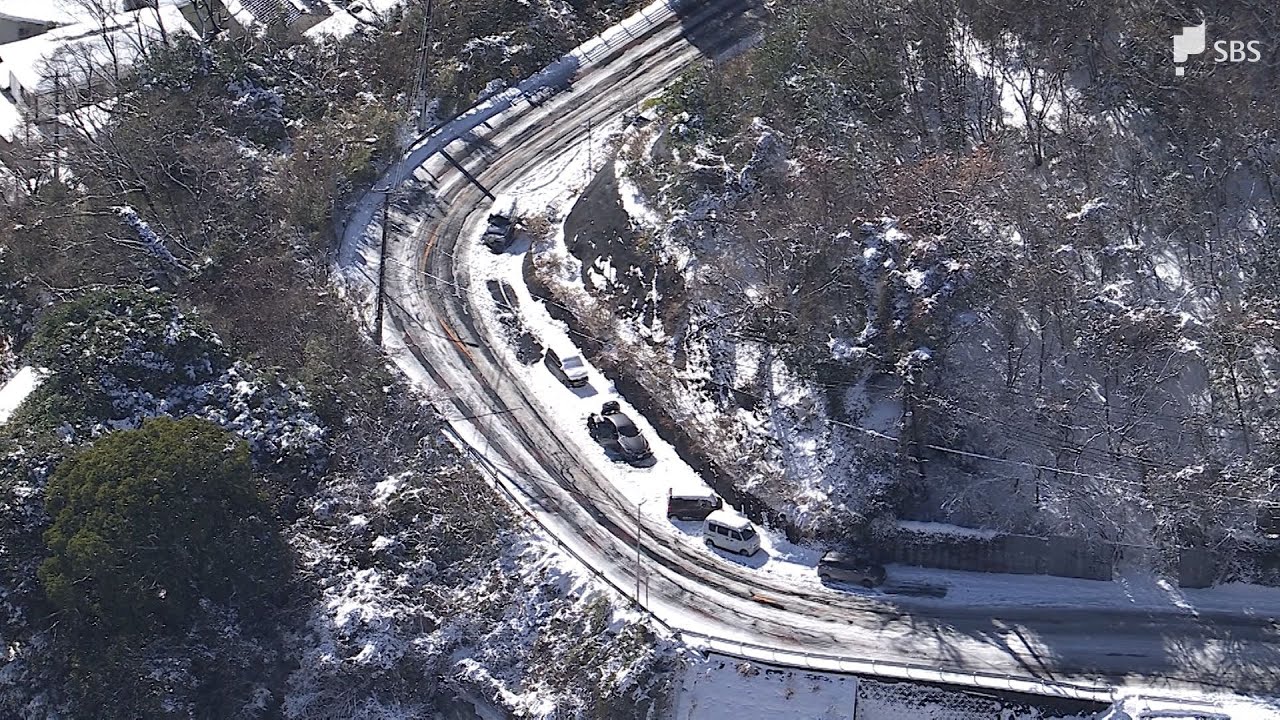 積雪で車が多数立ち往生 帰宅困難約400人小学校に避難 冷え込み厳しく御殿場−10.2℃ 静岡−3.9℃＝静岡