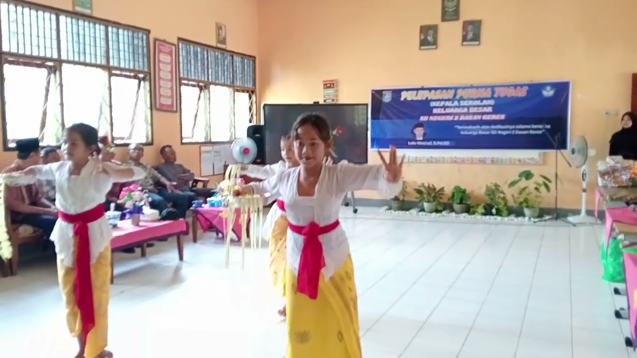 Tari Pendet (penyambutan)