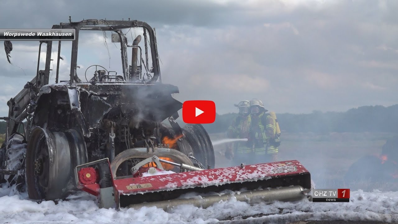 Großeinsatz bei Flächenbrand: Traktor gerät bei Feldarbeiten in Brand
