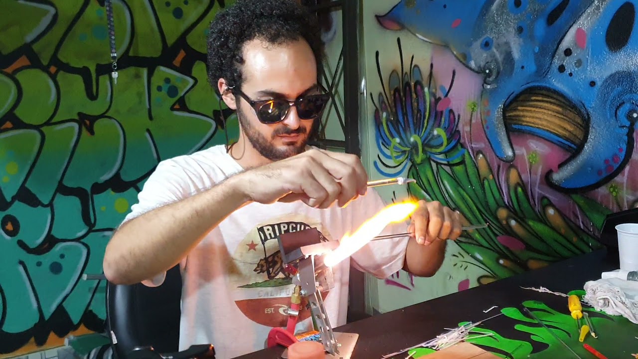 Cricket Glass in Action - Soprador de vidro fazendo piteira