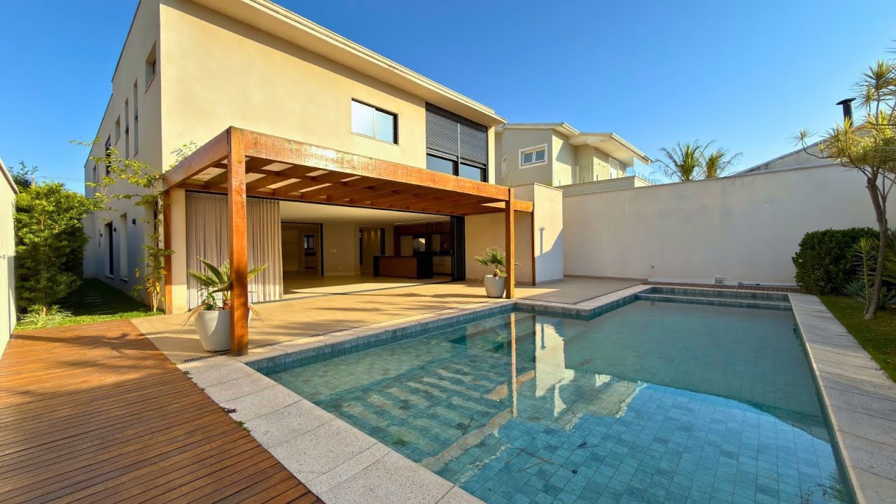 Mansão 550m² com 4 suítes e piscina no Alphaville Residencial Zero | 📞 11 94021-4358