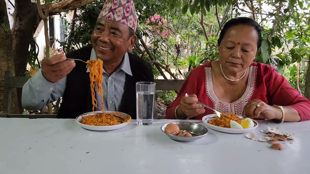खाजामा पिरो चाउचाउ उसिनेको अण्डा दुख सुखको कुरा Bhola Shiba Mukbang 