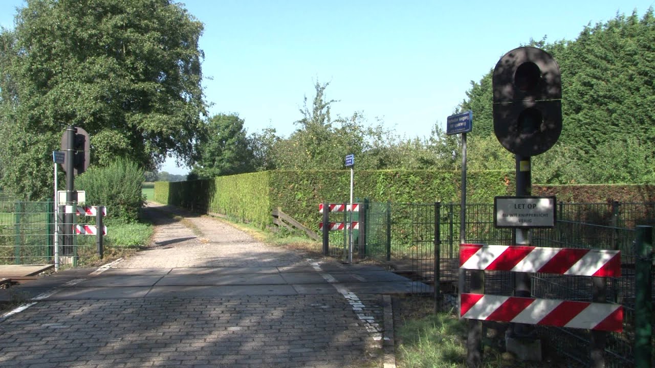 Dutch railroad crossing / Spoorwegovergang WILO Barneveld Noord (1)