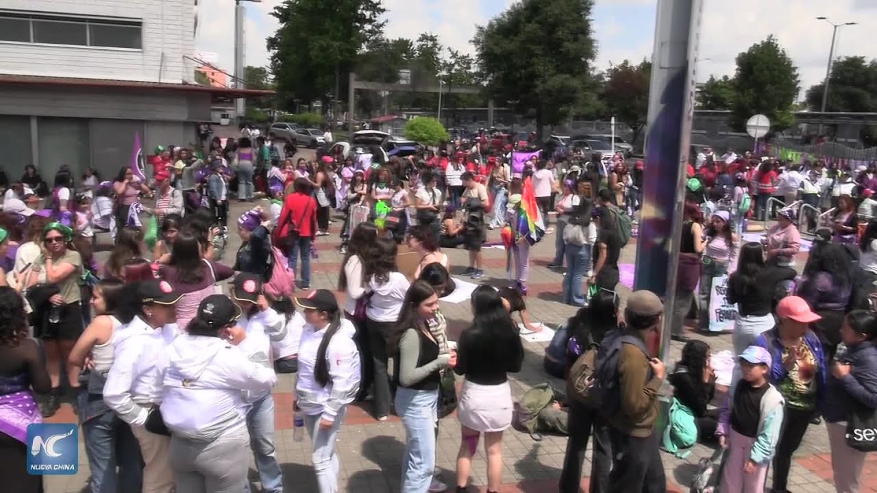 Miles de colombianas se suman a marcha pospuesta por Día Internacional de la Mujer