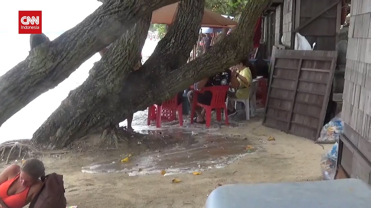 Pantai Kuta Diterjang Ombak Tinggi, Wisatawan Bubar