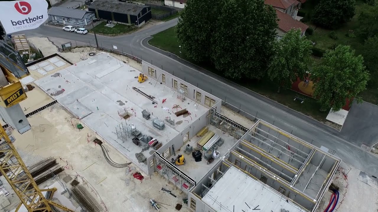 Pose pr&eacute;dalles, construction Ecole des Savoirs, Berthold, Varennes-En-Argonne, juillet 2023.
