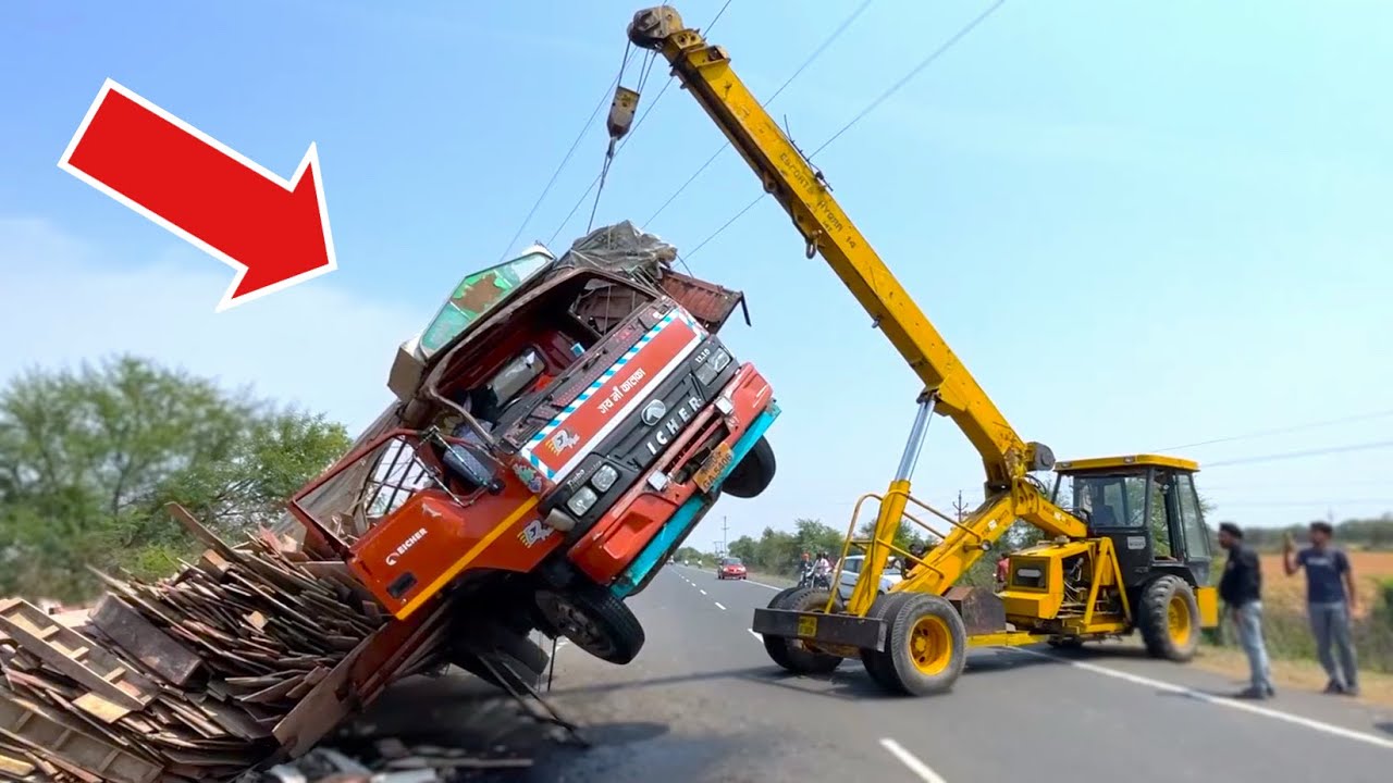 Eicher Truck Accident on Highway कबाड़ से भरा हुआ ट्रक पलट गया Rescuied by Escort Hydra
