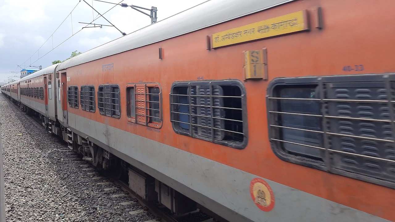 [4K] 19305 Dr.Ambedkar Nagar - Kamakhya Weekly Express meets 79314 RTM - DADN DEMU at Rajendra Nagar