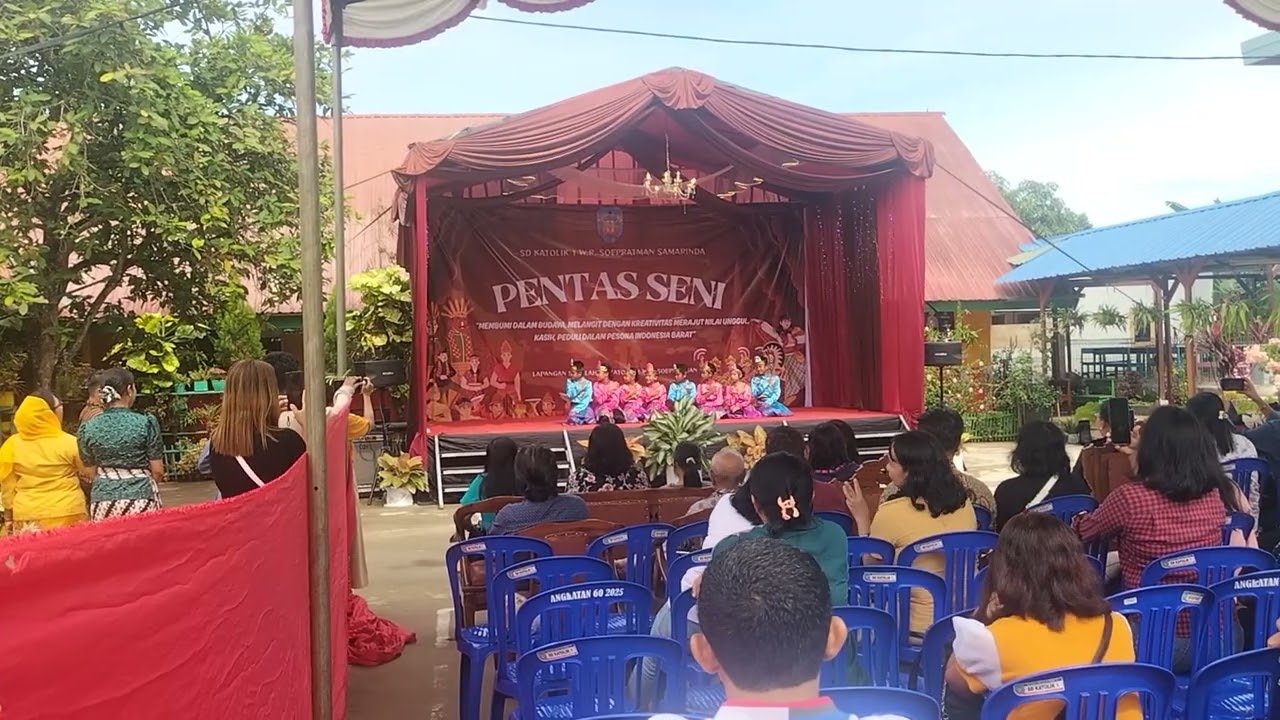 Tarian Saman dari Aceh yang ditampilkan dalam pensi siswa-siswi SDK 1 WR. Soepratman Samarinda 