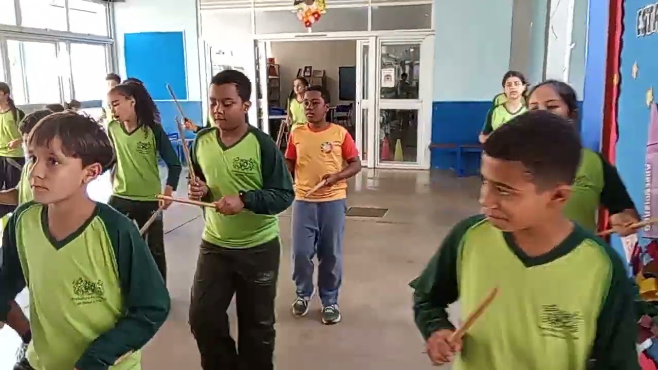 Os alunos sendo treinados sem instrumentos, para trabalhar percepção de ritmo