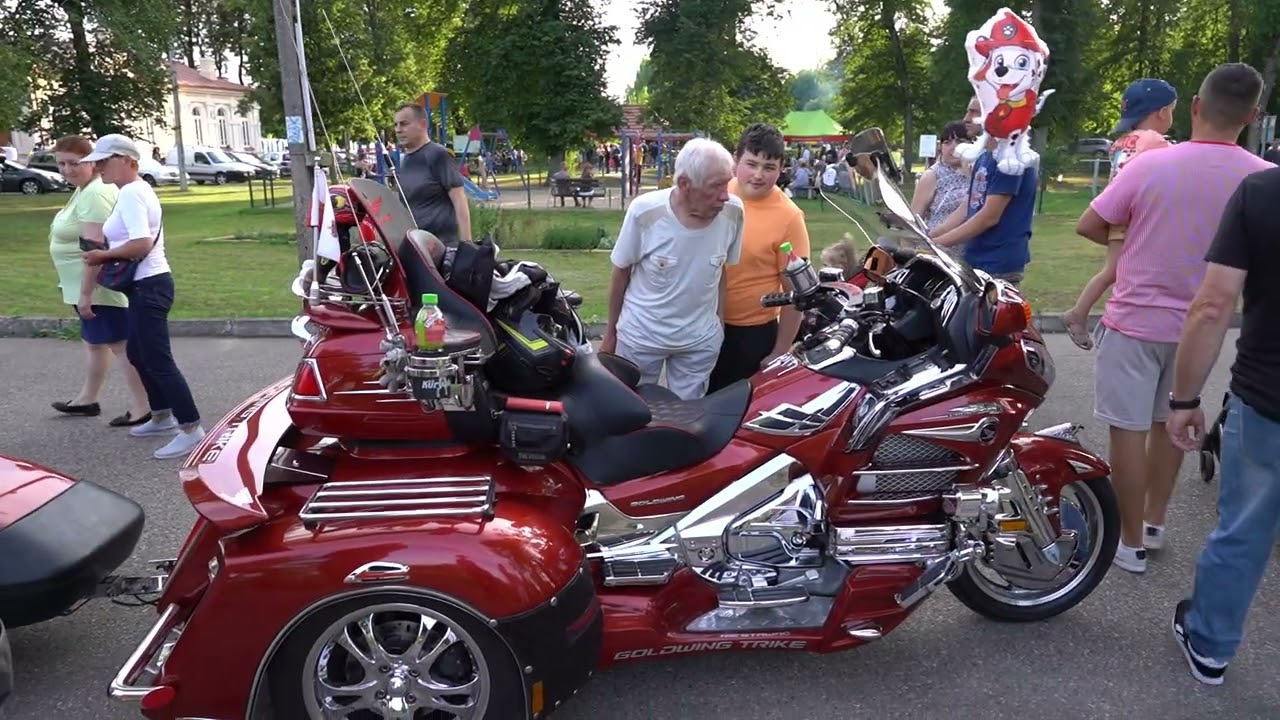 Przejazd motocykli ulicami Nurca Stacji.