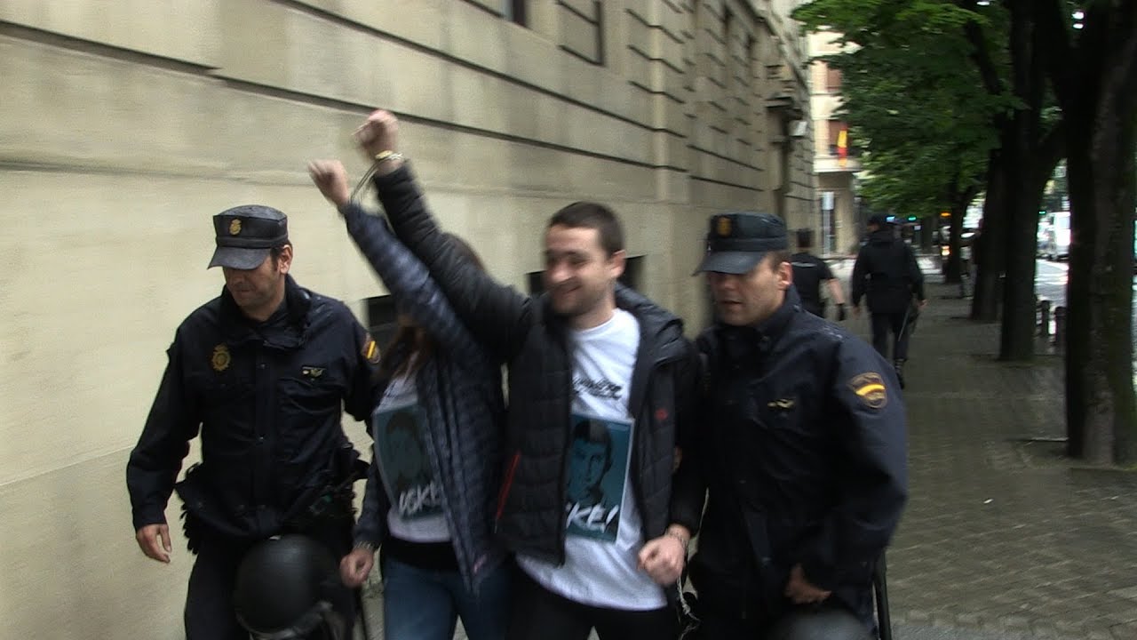 #AltsasukoakAske Espainiako Ordezkaritzan Ernai-ren protesta
