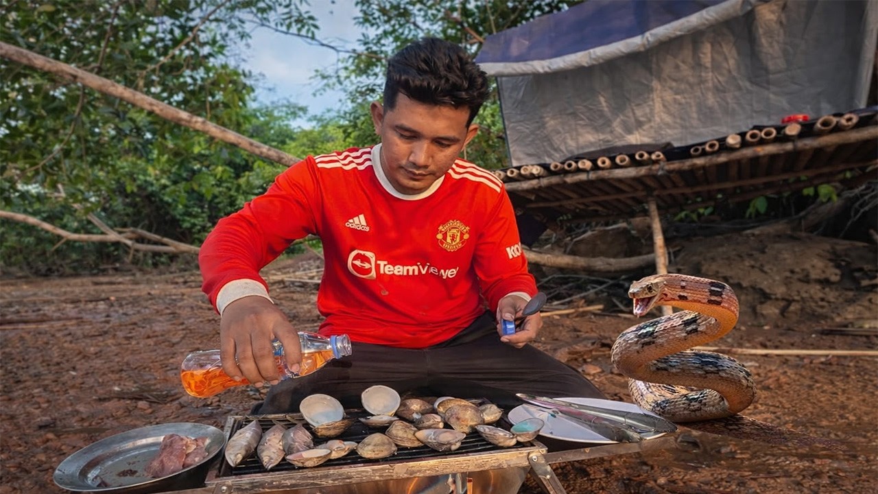 CAMPING MAKES A HANGING SHELTER OVER THE WATER FOR FISHING​ FIND SEA SNAIL FOR SIMPLE COOKING BBQ