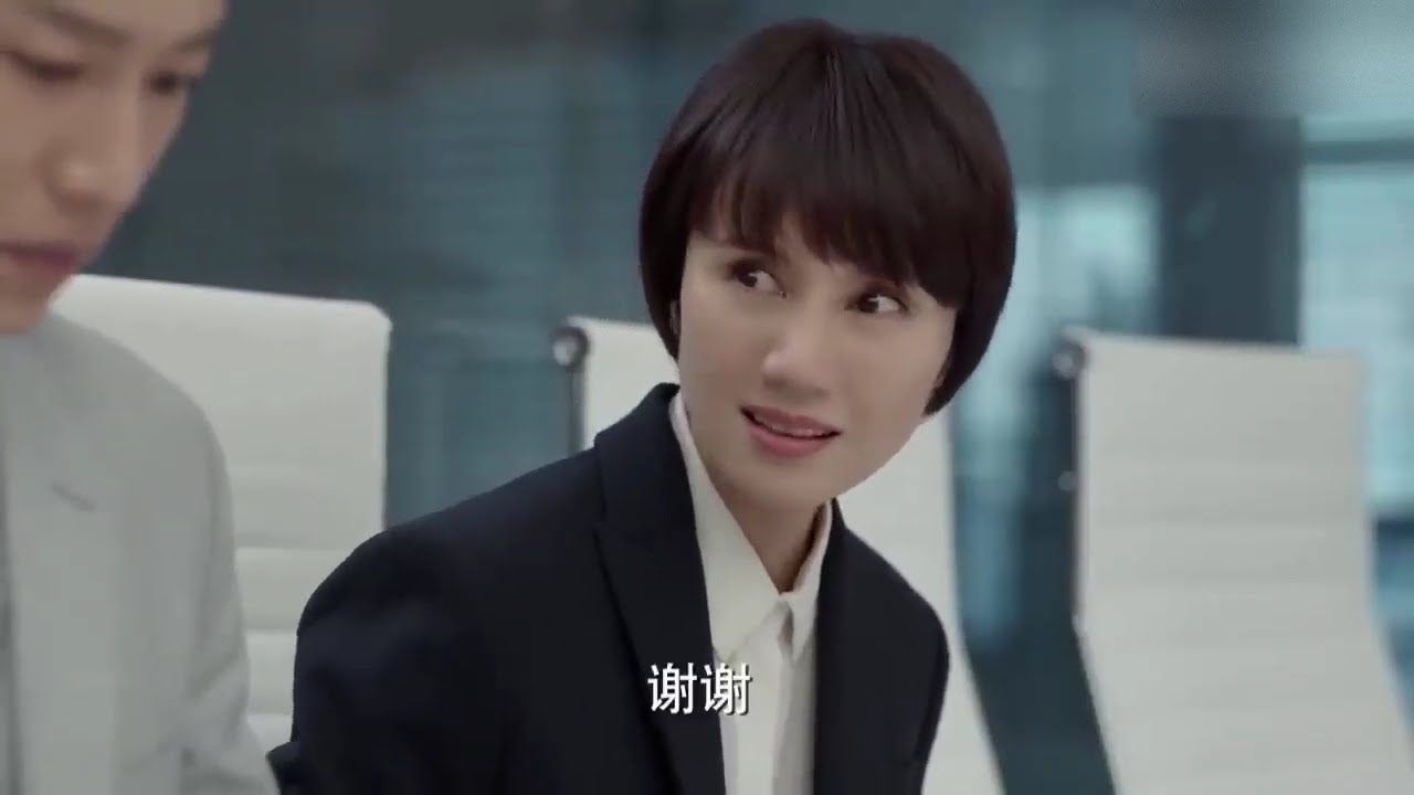 袁泉上班第一天被同事欺负，谁知她竟是老板媳妇，这下可有好戏看了