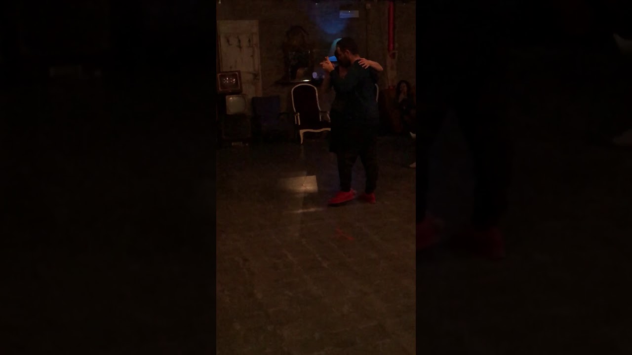 Flora Benedetti e Oriel Toledo impro alla Milonga Si Mikasa