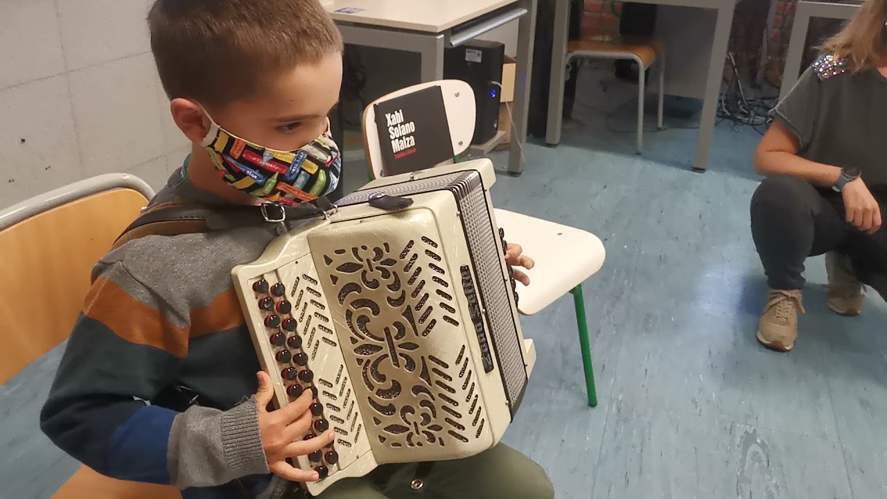 Aner ikaslea trikitixa jotzen 1