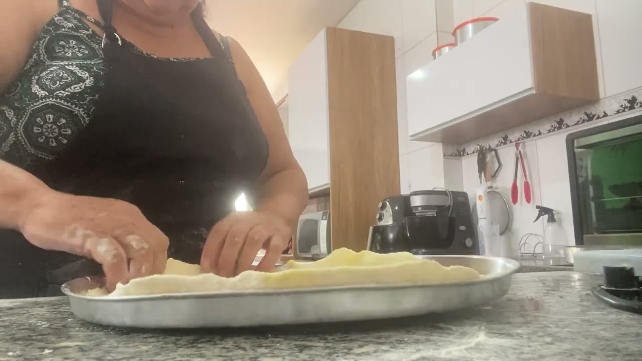 300 gr farinha,3 gr de fermento seco biológico,6 gr sal,15 gr açúcar,25 ml azeite,160 ml água 