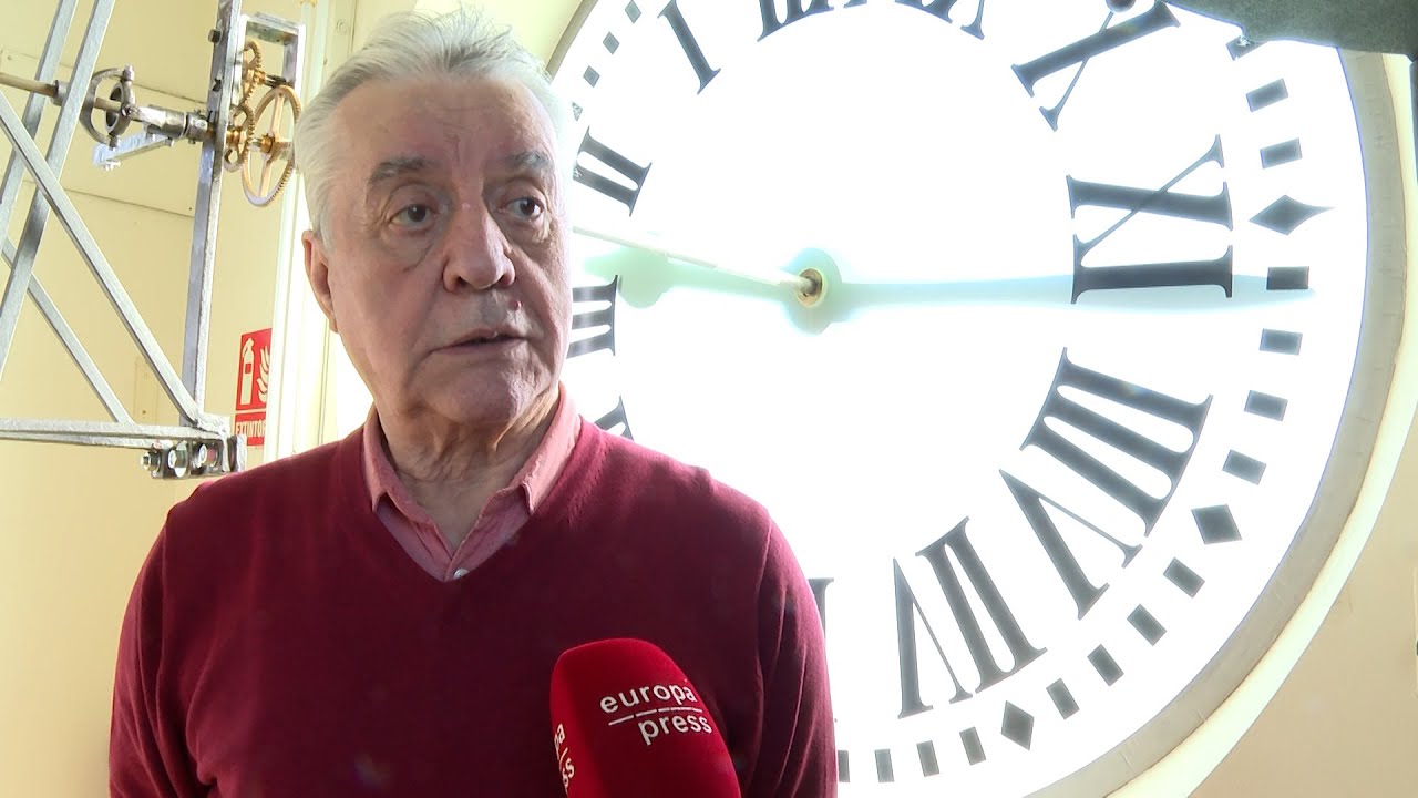 Así es el mantenimiento del reloj de la Puerta del Sol, según uno de los relojeros