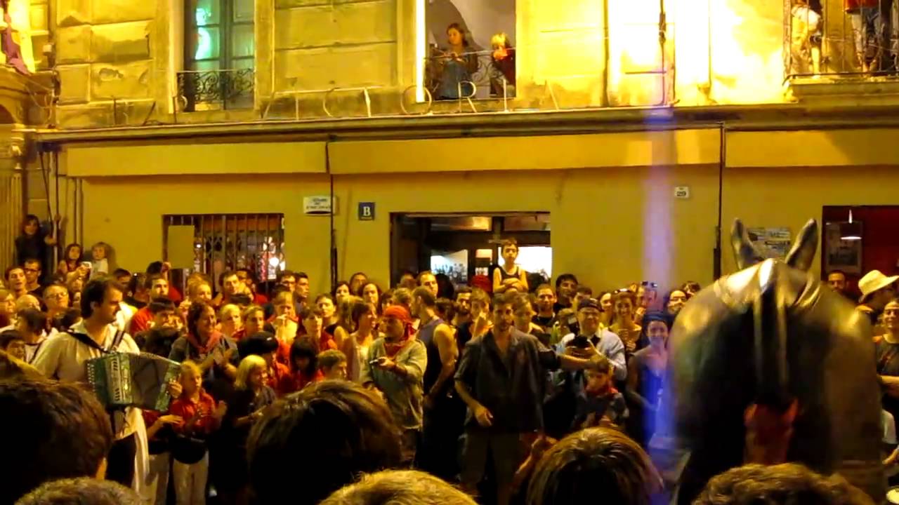 Sac de gemecs , flabiol i acordió.