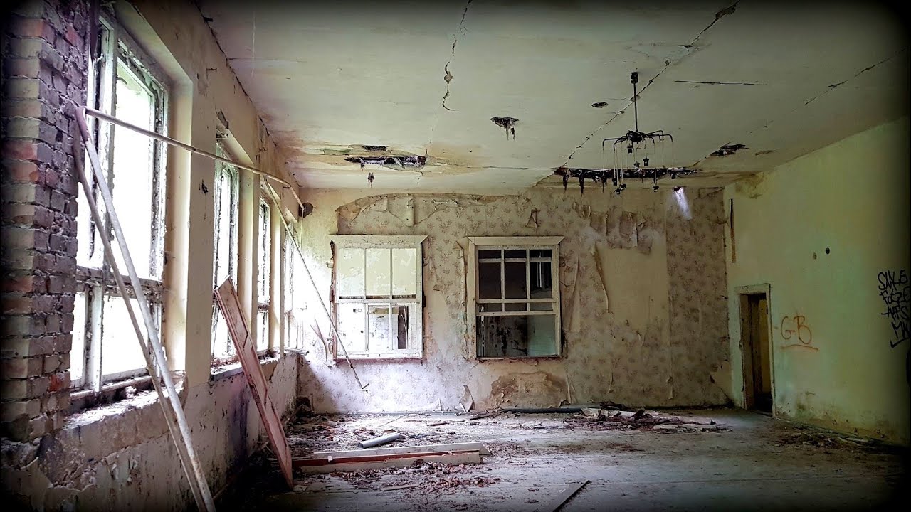 Ehemalige Baracken der Junkers-Werke mit Luftschutzgraben | Später Pflegeheim | Lost Place