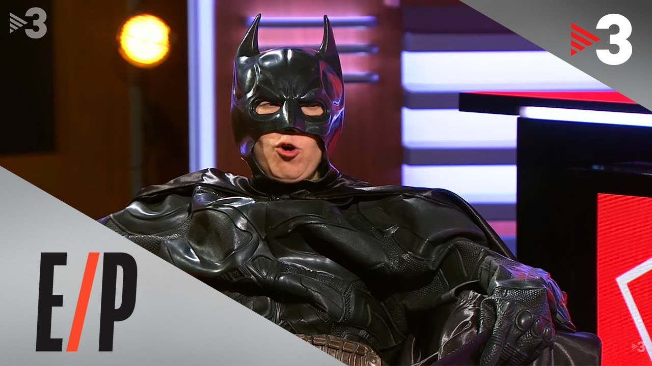 Entrevista improvisada: Judit Martín imita Batman - Està Passant