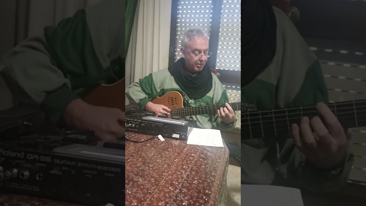 Carlos Llanes: Mi guitarra Godin midi y mi sintetizador Roland.