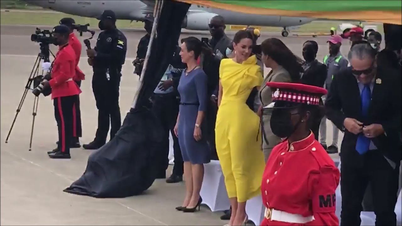 Kate Middleton and her yellow dress battle the wind in Jamaica (3-22-2022)