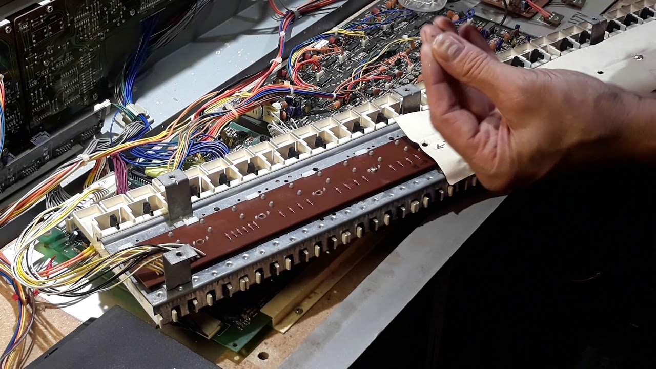 QUINTRONICS - KORG POLY 61, DEAD KEY HACK /  REPAIR with rubber grommets