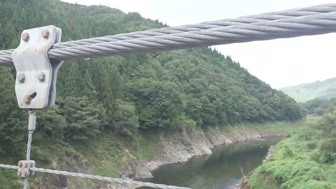 吊り橋を渡る漢