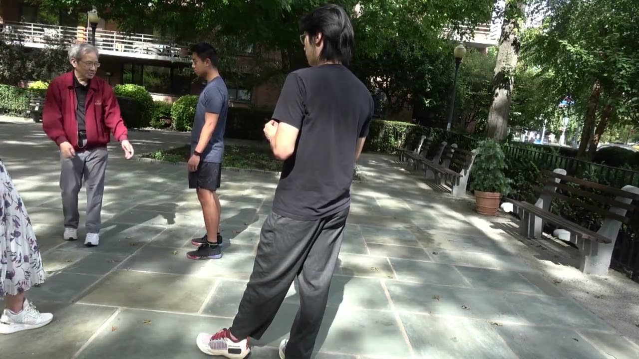 让年青人理解为何太极能以柔克刚-1To make young people understand why Taiji can using softness to overcome hardness-1