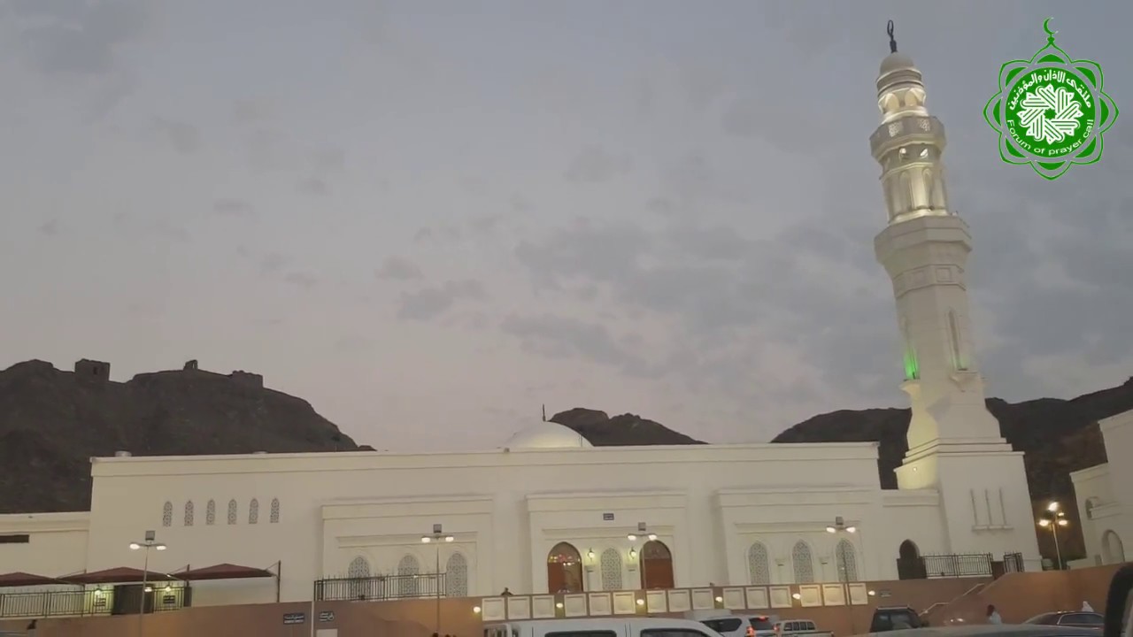 أذان المغرب من ضفاف جبل سلع مع عبق ميدان مسجد الخندق! بـ أداء مدني للمؤذن بندر محمد عاشور