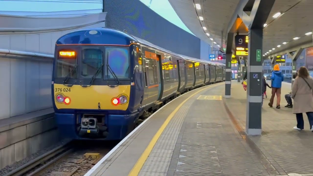 Trains at London Bridge on 22/12/2025