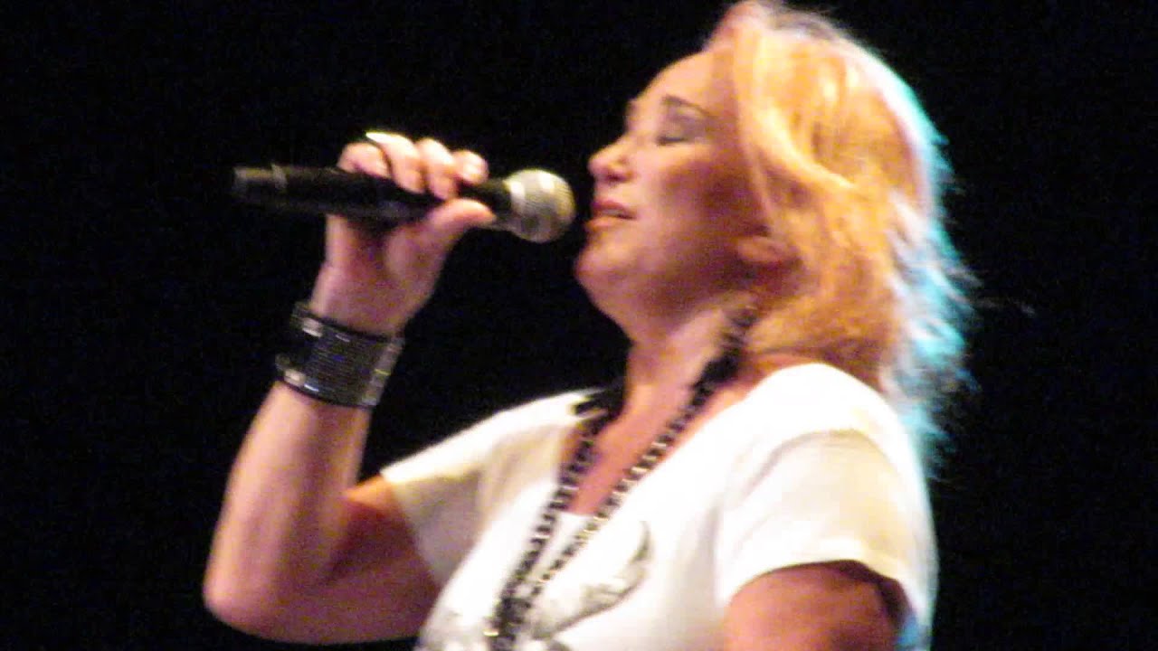 Tanya Tucker - Two Sparrows in a Hurricane (Live)