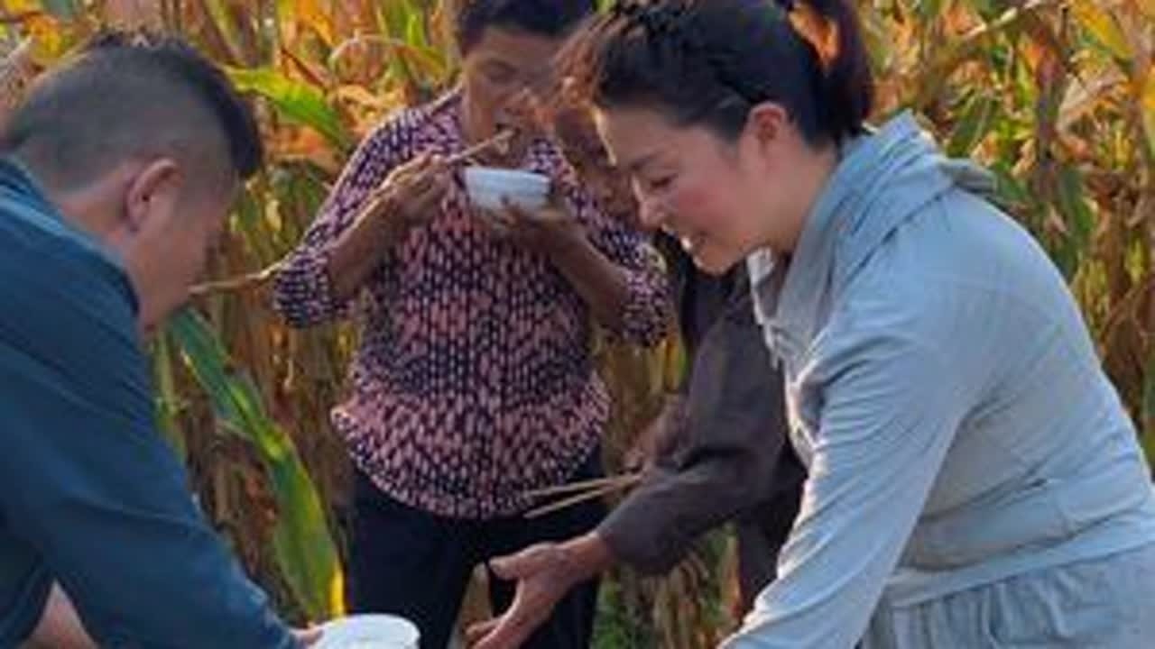 二哥这次回来 居然帮忙干农活 姐妹们帮忙分析一下这是什么情况#我的乡村生活 #夫妻 #新农人计划