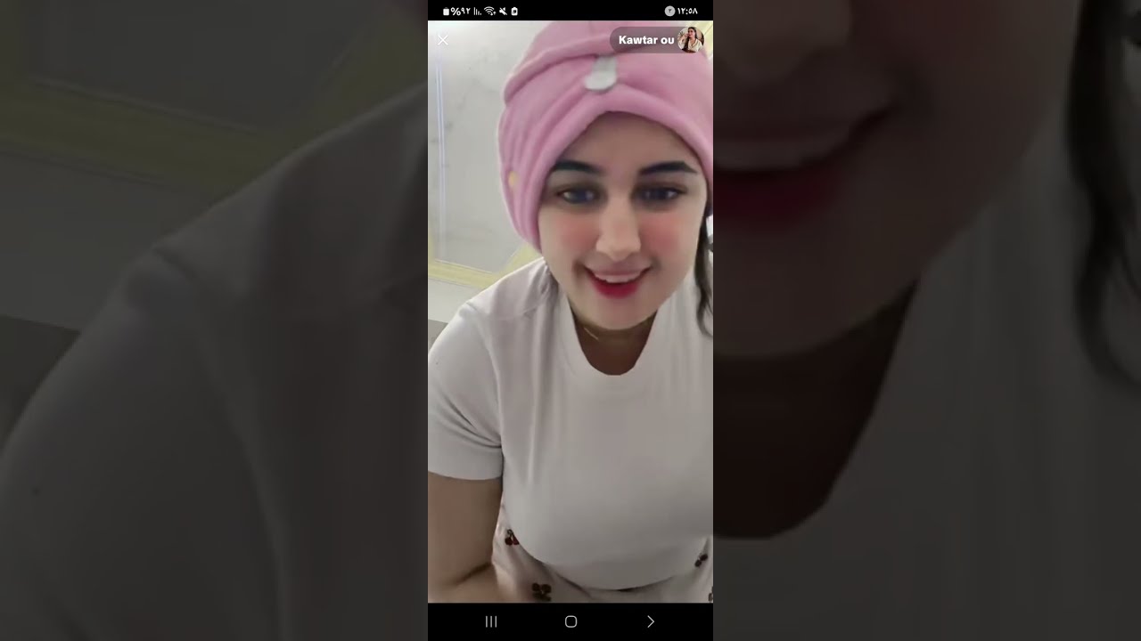 نشر كل الملابس علي الملاء