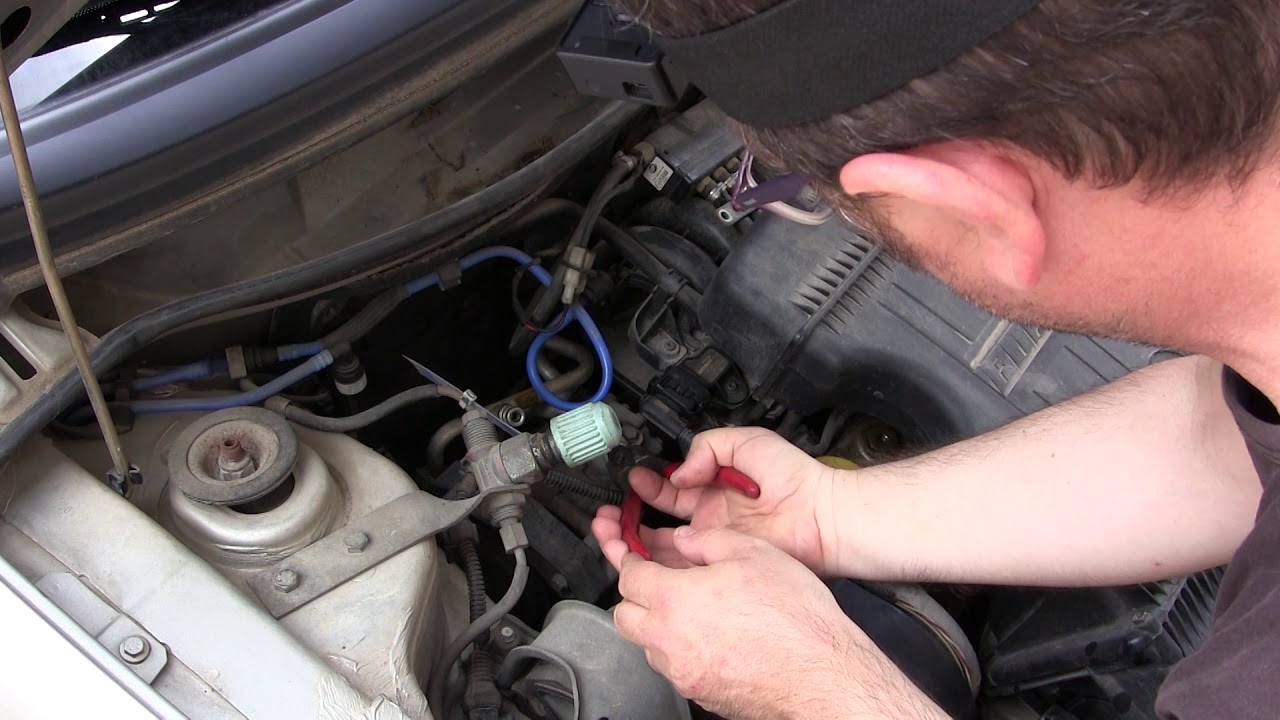 Rabbocco climatizzatore auto con una bomboletta da 7 euro [DIY R134a]