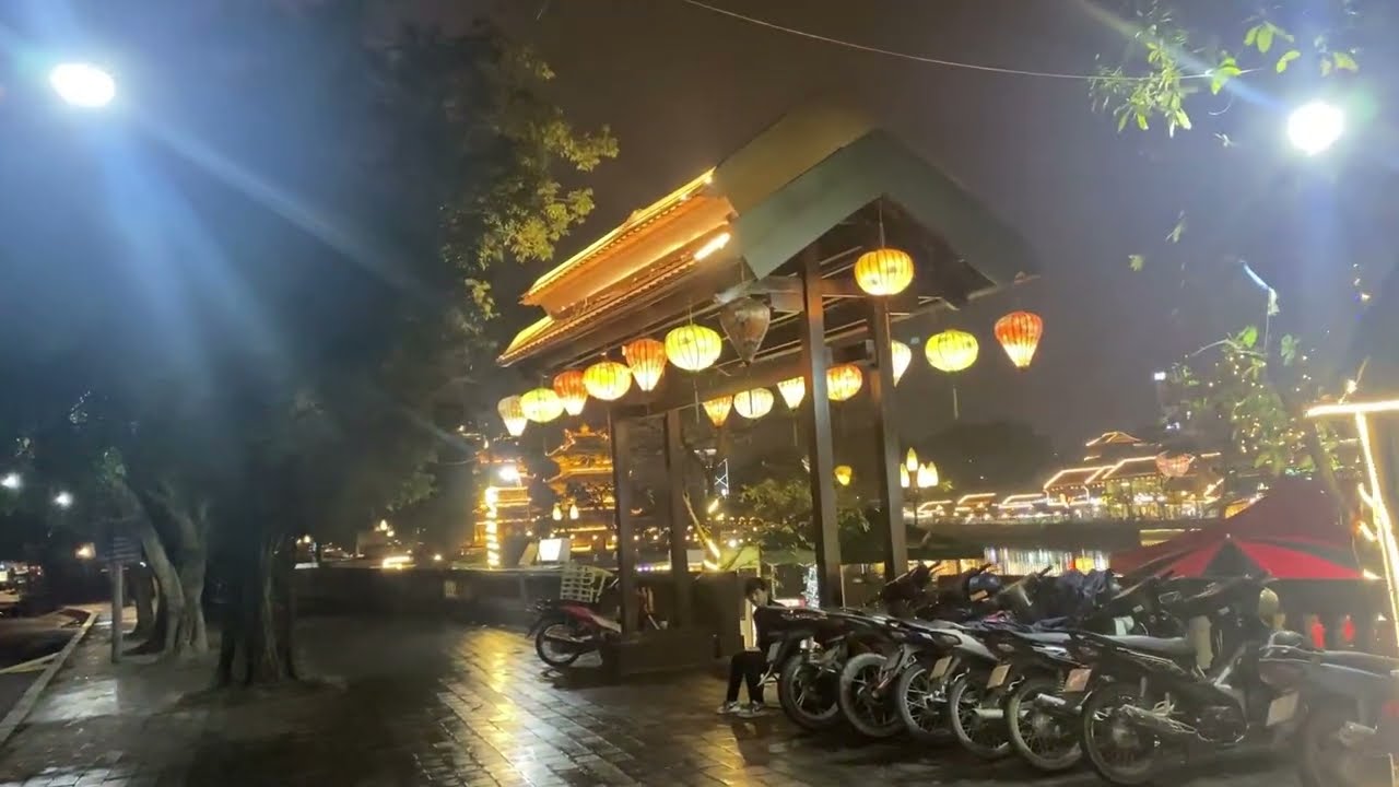 Cổng tam quan và phố cổ về đêm