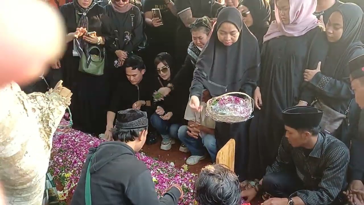 Momen Anak Taburkan Bunga di Pemakaman Mpok Alpa 